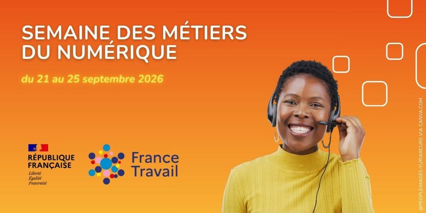 Femme souriante avec un casque audio sur la tête