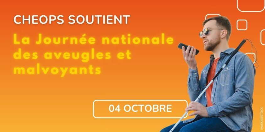 Personne non voyante avec des lunettes et une canne blanche en train de parler à son smartphone.
