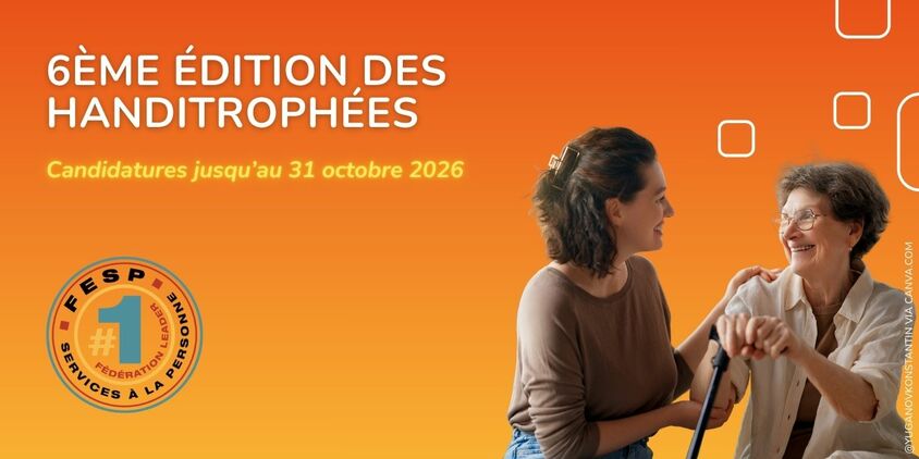 Femme souriant à une femme âgée