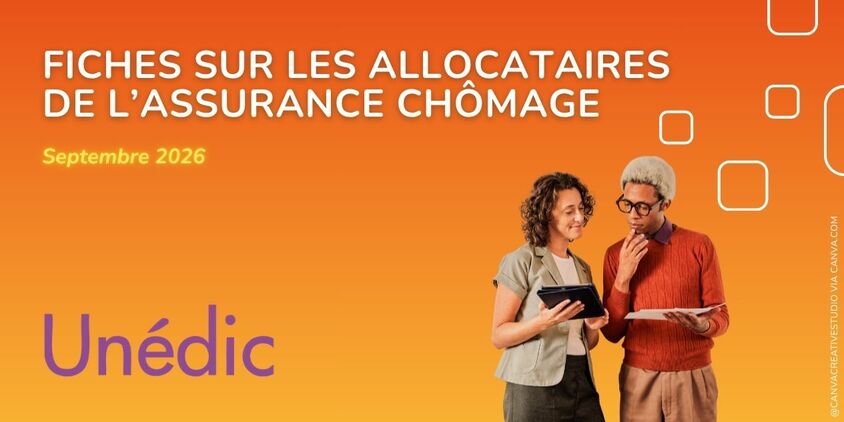 2 personnes observent des fiches et s'interrogent
