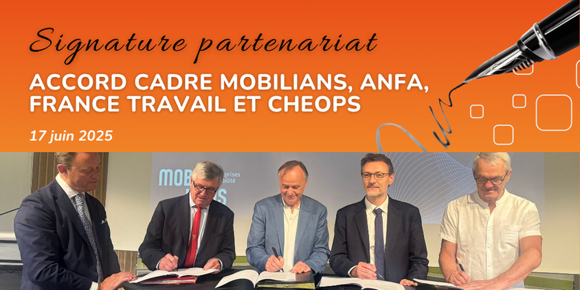 Photo des personnes signant l'accord cadre.