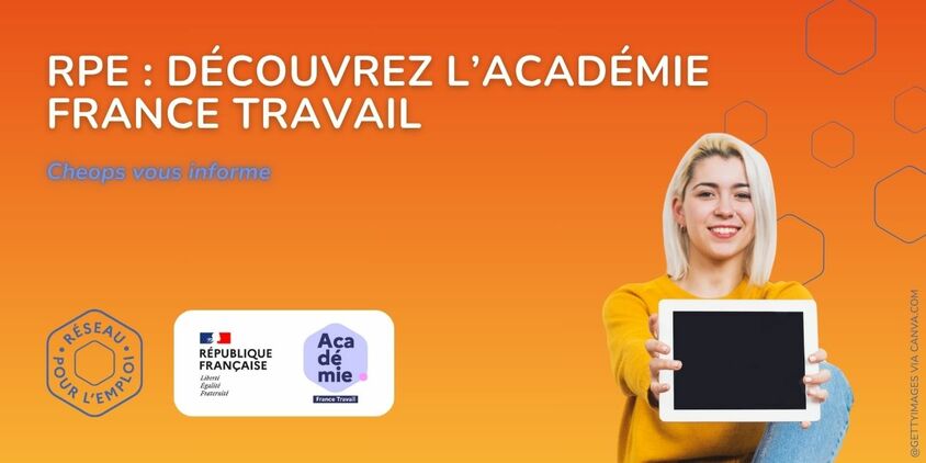 Femme montrant une tablette. Cap emploi vous informe sur l'Académie France Travail dans le cadre du Réseau pour l'emploi