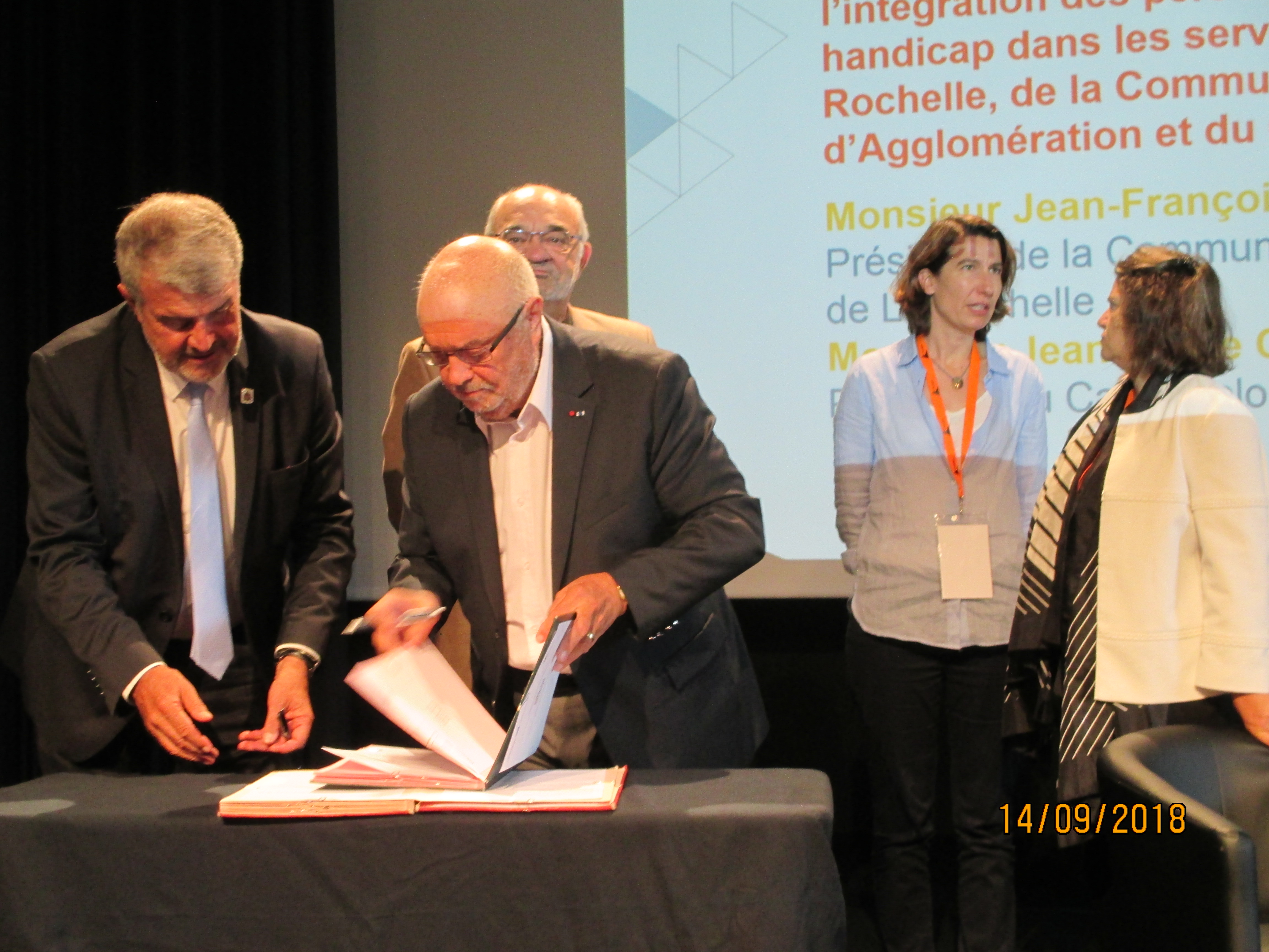 signature officielle de la convention de partenariat 